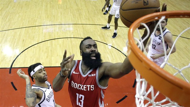 James Harden (13) z Houstonu to na ko Brooklynu kolem D'Angela Russella.