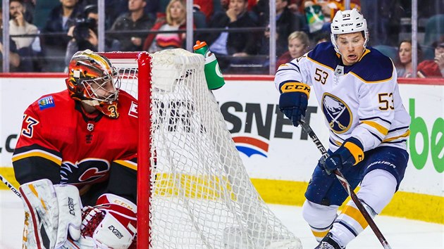 Jeff Skinner (53) z Buffala za brnou Davida Ritticha z Calgary.