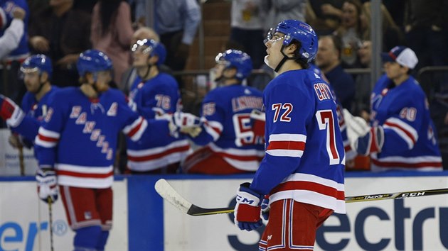 Filip Chytil z NY Rangers bhem zpasu s Chicagem.