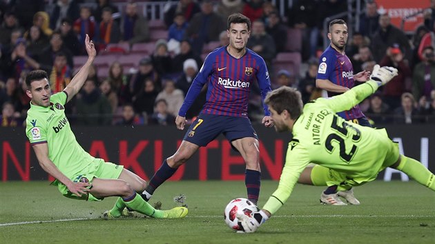 Coutinho (7) z Barcelony se pokusil pekonat glmana Levante.