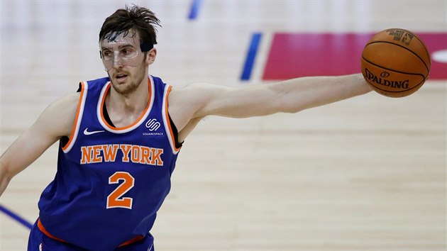 Luke Kornet z New Yorku bhem zpasu s Washingtonem