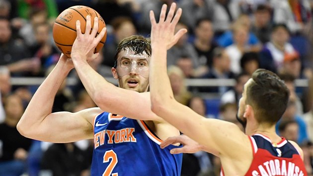 Luke Kornet (vlevo) z New Yorku pihrv kolem Tome Satoranskho z Washingtonu.