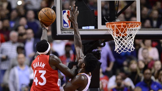 Pascal Siakam (43) z Toronta zakonuje pes Deandreho Aytona z Phoenixu.