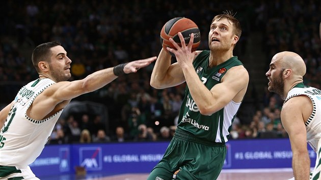 Nate Wolters (v zelenm) ze algirisu to mezi Janisem Papapetruem (vlevo) a Nickem Calathesem z Panathinaikosu.