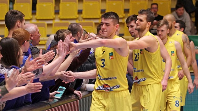Basketbalist Olomoucka v ele s Frantikem Vou (3) a Lukem Palyzou (23) se raduj s divky.