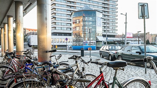 I po uzaven cyklove u hradeckho ndra zstvaj uvnit zapomenut kola.