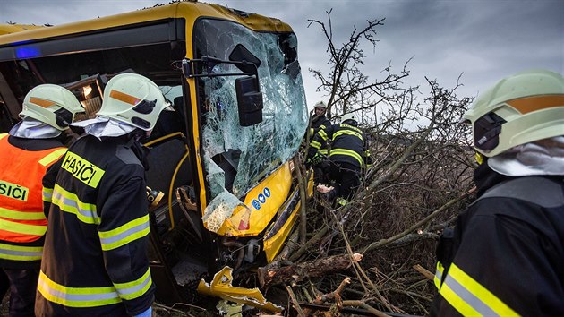 Nehoda autobusu u Černčic na Náchodsku (17.1.2019).