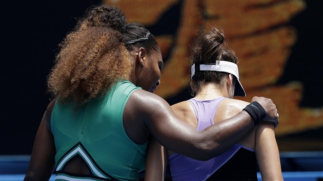 POVZBUZEN OD LEGENDY. Americk tenistka Serena Williamsov po vtznm vstupu do Australian Open povzbuzuje Nmku Tatjanu Mariaovou.