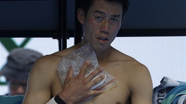 LED. Japonsk tenista ochlazuje sv tlo v prvnm kole Australian Open. V Melbourne je opt vedro.