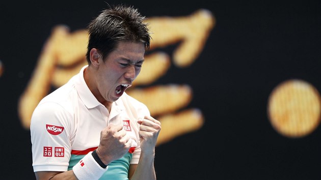 BOJOVNK. Japonsk tenista Kei Niikori slav vtzstv po ptisetov ei s Chorvatem Ivem Karloviem.