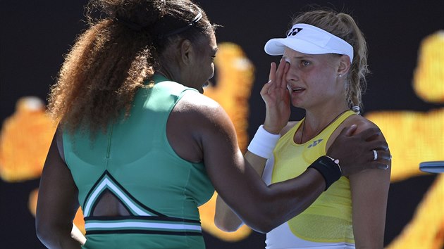 TCHA. Americk tenista Serena Williamsov se sna povzbudit po tetm kole Australian Open Ukrajinku Dajanu Jastremskou (vpravo).