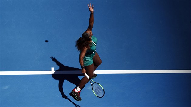 SERVIS. Americk tenistka Serena Williamsov podv ve tetm kole Australian Open, v nm se stetla s Ukrajinkou Dajanou Jastremskou.