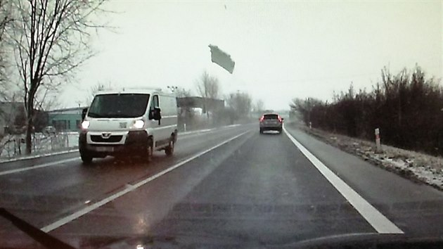 Led z projdjc dodvky Peugeot pokodil na obchvatu Jina kodu Octavia (15. 1. 2019).