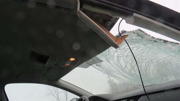 Led z projdjc dodvky Peugeot pokodil na obchvatu Jina kodu Octavia (15. 1. 2019).