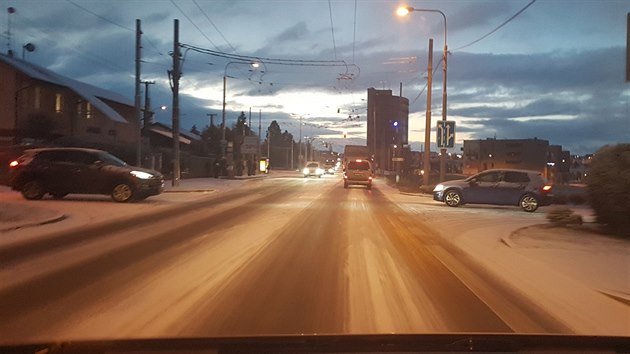Silnice v Plzni ráno pokryla ledovka. Dopravní policisté řešili asi patnáct dopravních nehod. Velké problémy měli řidiči vozů MHD (18. 1. 2019)