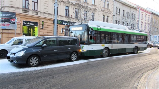 Náledí způsobilo v pátek ráno dopravní kolaps v Plzni. Policisté řešili téměř dvacet nehod, například i srážku osobáku s trolejbusem PMDP.