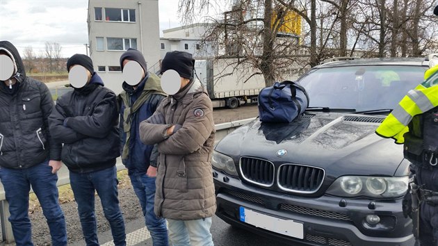 Slovent policist zadreli devt cizinc, kte ped nimi ujdli v BMW. Dostihli je a u Brna.