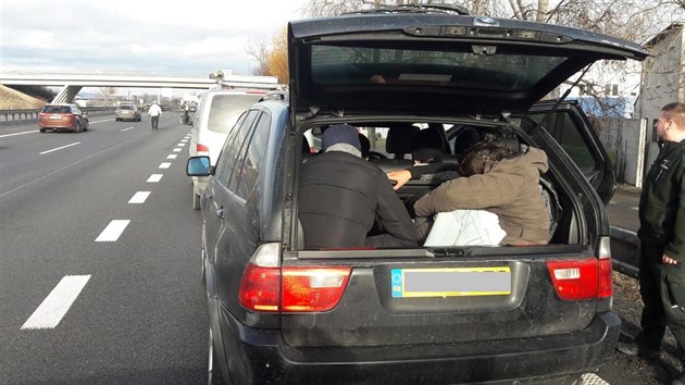 Slovent policist zadreli devt cizinc, kte ped nimi ujdli v BMW. Dostihli je a u Brna.
