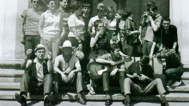Ozve se ptelm nebo redakci pan Milue, za svobodna Markov (blondna v horn ad nad kytaristou), kter byla v roce 1967 na brigd v Kazachstnu s Janem Palachem (na snmku v tmavm triku pln vpravo)?