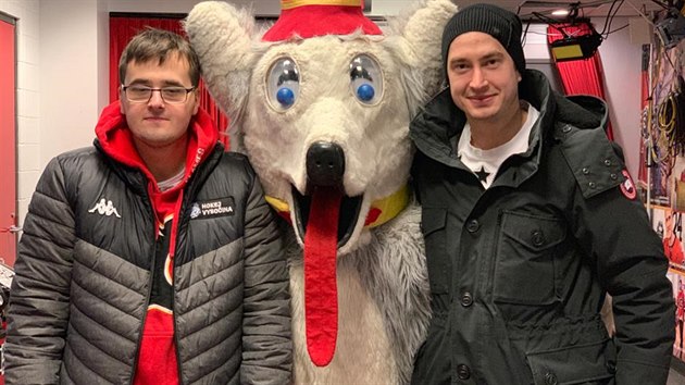 Tom Rittich, maskot Calgary Flames Harvey a brank David Rittich (18. ledna 2019)
