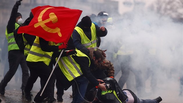 Při protestech žlutých vest vyšlo ve Francii do ulic přes 80 tisíc lidí -  iDNES.cz