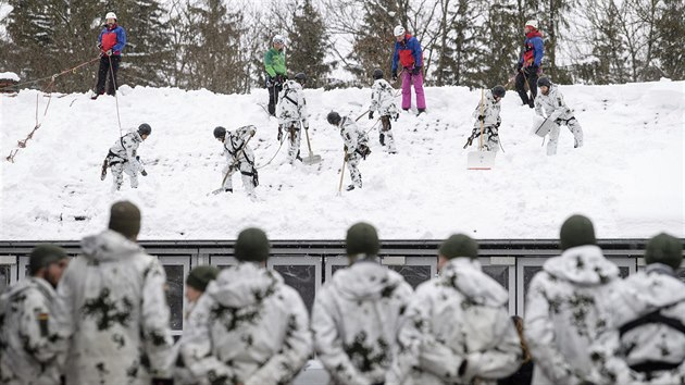 Při odklízení sněhu v Německu pomáhali i vojáci. (13. ledna 2019)