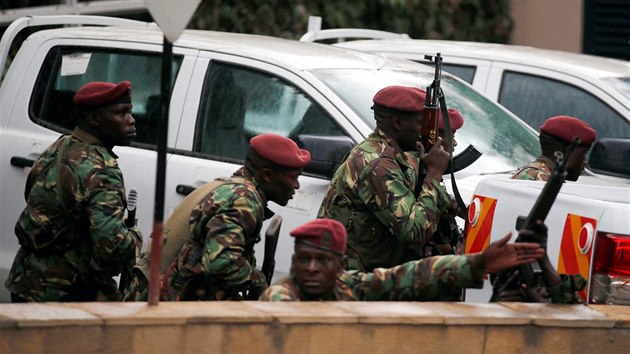 Vojáci při zásahu proti teroristům, kteří zaútočili na hotel v keňském Nairobi (16. ledna 2019)