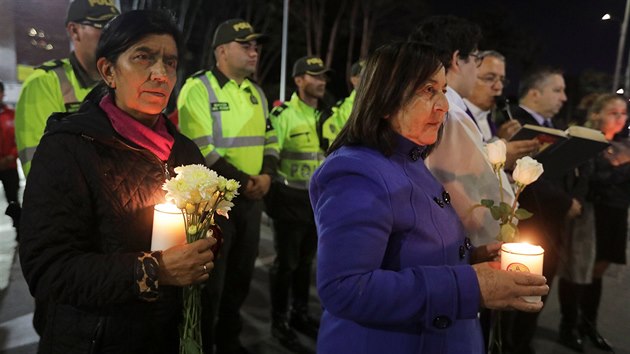 Pietn shromdn po vbuchu auta u policejn akademie v Bogot, pi kterm zemelo vce ne dvacet lid. (19. ledna 2019)