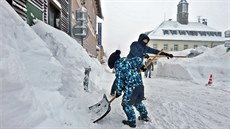 Boí Dar trápí pívaly snhu, otec se synem odklízejí sníh ped boídarskou...