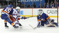 Filip Chytil z NY Rangers zakonuje v souboji s NY Islanders.