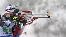 Michal Krčmář se soustředí na střelbu v závodu štafet v Oberhofu.