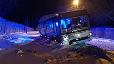 Autobus sjel do závěje, sníh museli odházet hasiči.