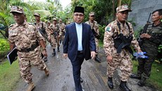 Murad Ebrahim, lídr Morské islámské osvobozenecké fronty (MNLF), je eskortovaný...