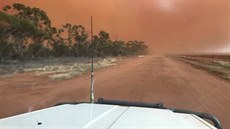 Oblak erveného prachu, který zahalil msteko Barellan v Novém Jiním Walesu...