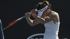 Rozhnvaná Barbora Strýcová bhem 1. kola Australian Open.