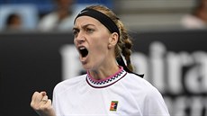 Rumunka Beguová (vpravo) chválí Petru Kvitovou pi gratulaci u sít na Australian Open.