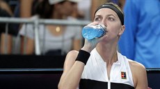 Petra Kvitová se oberstvuje bhem 3. kola Australian Open.