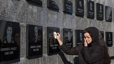 Lidé si připomínají dvacet let od masakru v Račaku. (15. ledna 2019)