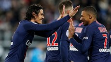 Edinson Cavani (vlevo) slaví spole�n� s Kylianem Mbappém trefu Paris St....