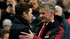 Trenér Manchesteru United Ole Gunnar Solskjaer (vpravo) v obtí s kouem...