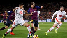 Sergi Roberto z Barcelony (druhý zprava) a Jose Angel z Eibaru v souboji o mí.