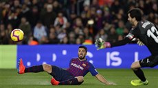 Luis Suárez z Barcelony pekonává ve skluzu gólmana Eibaru Asiera Riesgoa.