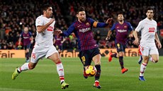 Barcelonský útočník Lionel Messi vede míč (druhý zleva), napadá ho José Ángel...