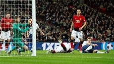 David de Gea, gólman Manchesteru United, (vlevo) chytá míč do rukavic v zápase...
