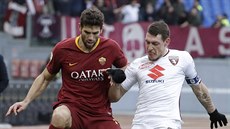 Federico Fazio z AS ím (vlevo) a Andrea Belotti z FC Turín v souboji o mí.