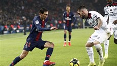 Záloník PSG Ángel Di María (vlevo) klikuje, brání ho Pedro Rebocho z...