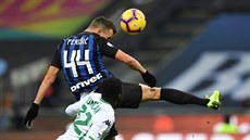 Ivan Perii z Interu Milán hlavikuje nad Alfredem Duncanem ze Sassuola.