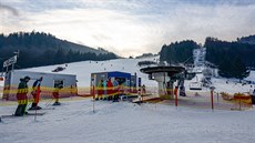 Ski centrum Mýto má sjezdovku FIS parametr se sedakovou lanovkou a umouje...