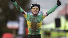 Pavla Havlíková se raduje z vítězství na cyklokrosovém mistrovství republiky.