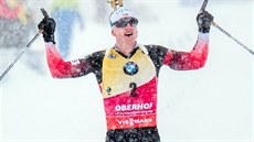 Johannes Thingnes Bö a jeho vítzné gesto v cíli stíhacího závodu v Oberhofu
